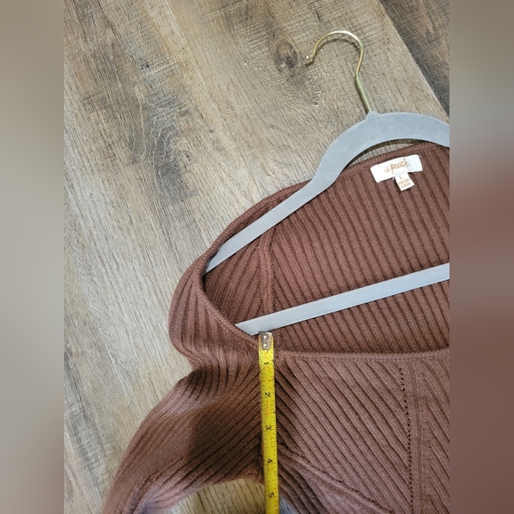 Elegant Brown Knit Dress - Picture 7 of 8